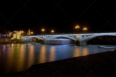 Larga Exposición del puente de tirana con un barco pasando bajo el