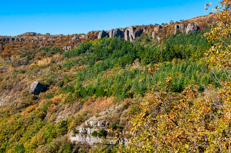 un paysage des Cévennes en automne