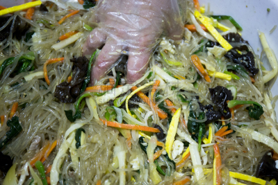 韩式炒粉丝,韩国食物,细香葱,蔬菜,香料,食品,豆芽,椒类食物,餐馆,鸡蛋