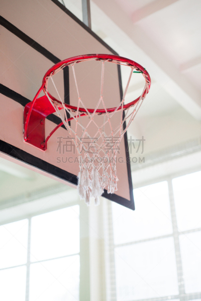 篮球框,球场边线,男人空间,垂直画幅,长椅,学校体育馆,墙,进行中,无人,巨大的