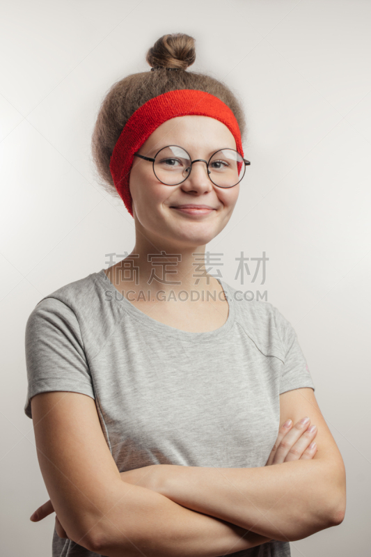 女孩,发髻,双臂交叉,表现积极,可爱的,清新,背景分离,肖像,一个人,女性特质