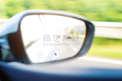 汽车视镜,天空,水平画幅,透过窗户往外看,陆用车,玻璃,交通,特写,方向,挡风玻璃