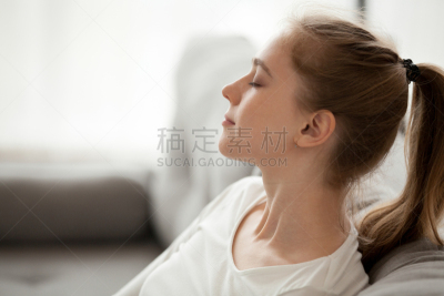 清新,女人,幸福,呼吸运动,宁静,梦想,半空中,沙发,健康保健,自由