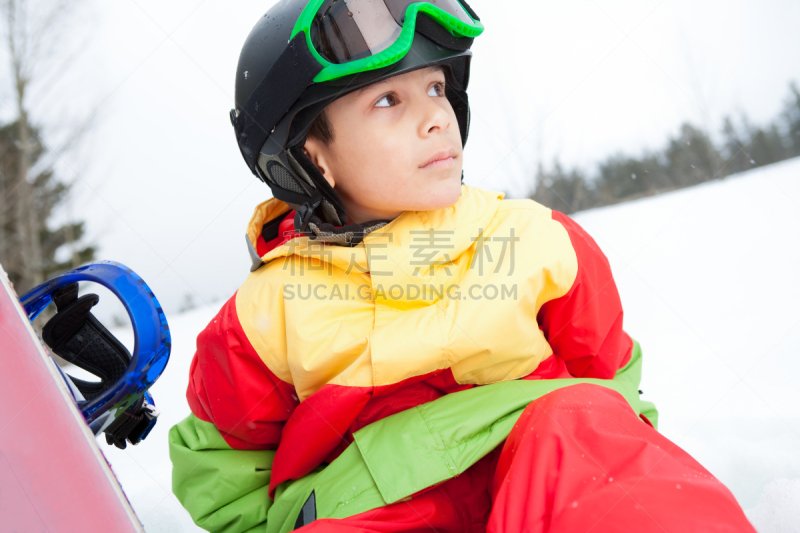 滑雪板,男孩,正面视角,休闲活动,面无表情,雪,滑雪坡,男性,不看镜头,运动头盔