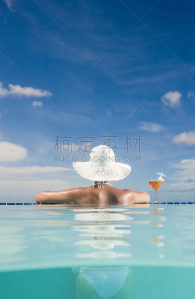 游泳池,女人,无边际泳池,阔边遮阳帽,垂直画幅,水,天空,半身像,平视角,鸡尾酒
