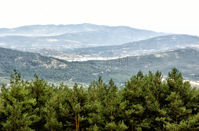 It is a path of the Fuenfría Valley, near Cercedilla in the Community of Madrid. Account this valley with paths differentiated from each other by colored points marked on the trees. Los Miradores de los Poetas is identified with orange dots and this path 