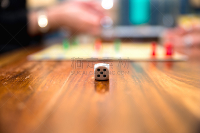 前景聚焦,骰子,特写,墨索里尼的秘密恋人,棋盘游戏,水平画幅,形状,进行中,嬉戏的,人