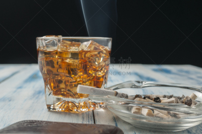 香烟,威士忌,玻璃杯,褐色,水平画幅,玻璃,含酒精饮料,饮料,烟,特写