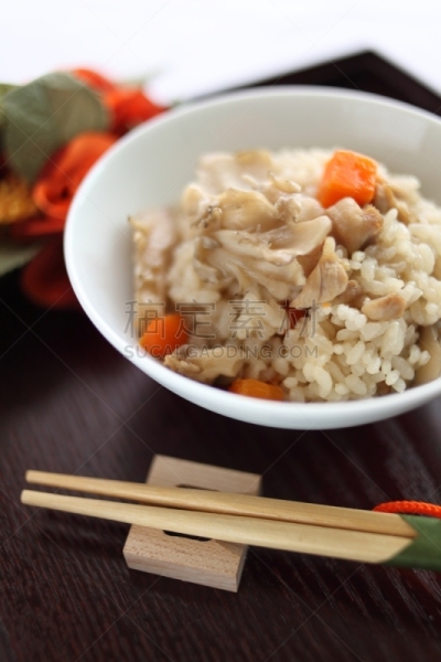 蘑菇,日本食品,鸡肉,蒸菜,米,舞茸蘑菇,垂直画幅,留白,饮食,胡萝卜