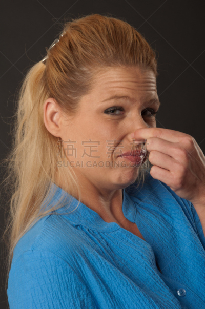 臭,捏着鼻子,垂直画幅,美,美人,白人,图像,仅成年人,青年人,彩色图片