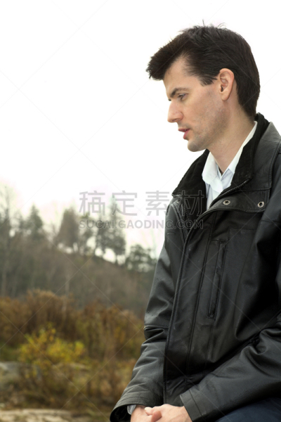 垂直画幅,非都市风光,仿旧磨损的效果,情绪压力,人,沮丧,户外,男性,悲哀,发狂的