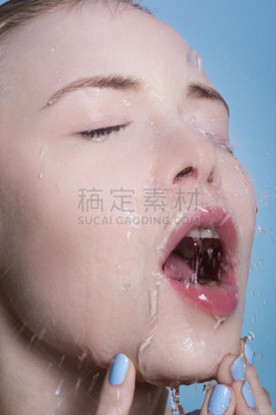 水,人的脸部,特写,注视镜头,金色头发,诱人的女人,闭着眼睛,垂直画幅,健康,化妆用品