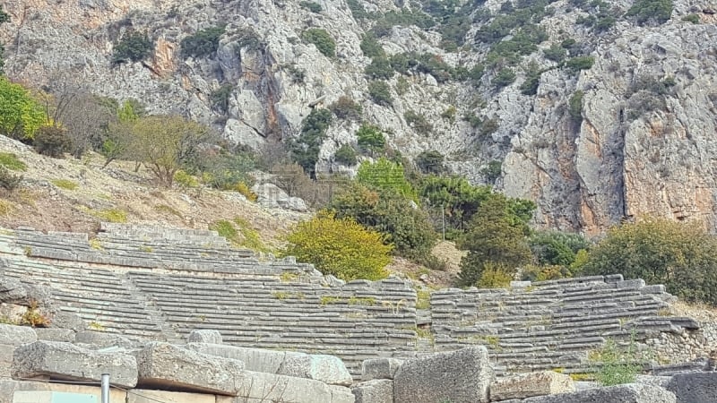 Delphes fut un haut lieu mystique, lorsque le sanctuaire d'Apollon attirait les pèlerins fascinés par l'oracle. Les ruines du site antique, classées au patrimoine mondial de l'Unesco est parmi les plus visitées de Grèce