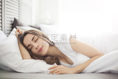 闭着眼睛,舒服,床,温馨家园,枕头,二件式睡衣,四分之三身长,仅一个女人,早晨