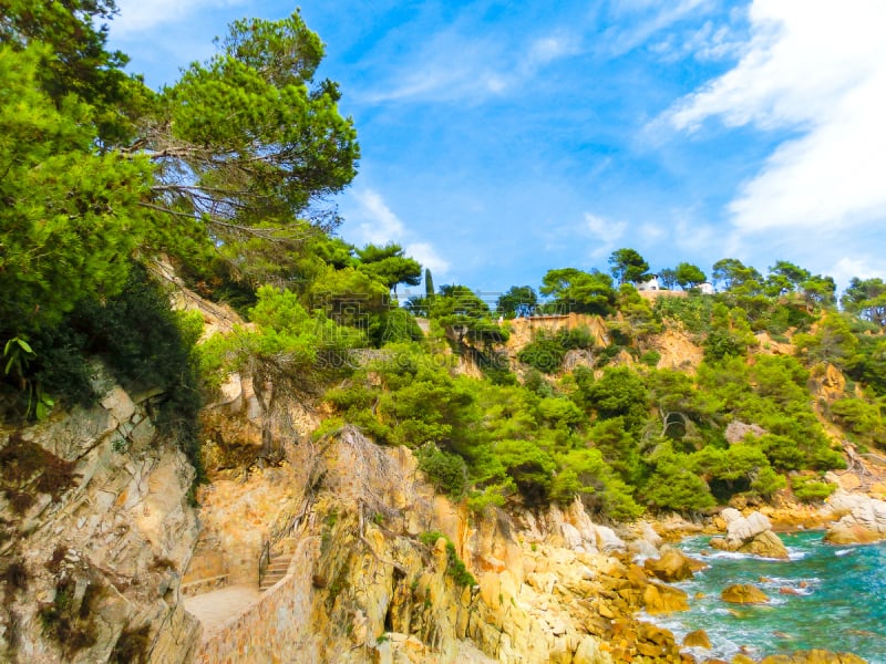 海滩,陡峭海岸,加泰罗尼亚之旅,滨海略雷特,多拉达海岸,赫罗纳省,岩石海岸线,夏季系列,水,天空