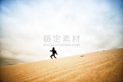 男性,青年人,沙丘,水平画幅,无人,偏远的,户外,白人,仅成年人,自由