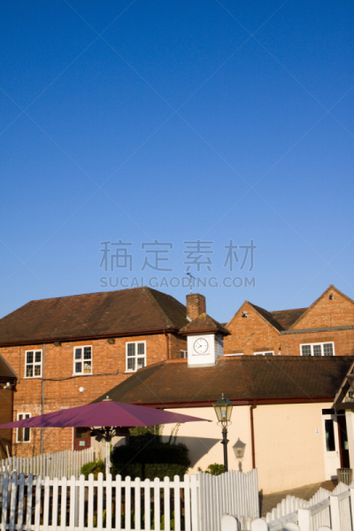 考文垂,英格兰,沃里克郡,西米德兰,尖栅栏,连栋房屋,监视器,垂直画幅,留白,郊区