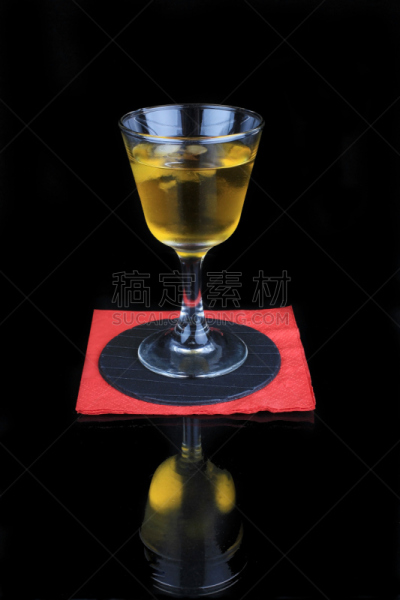 鸡尾酒,垂直画幅,无人,平视角,玻璃杯,机场贵宾室,含酒精饮料,冰,饮料,特写
