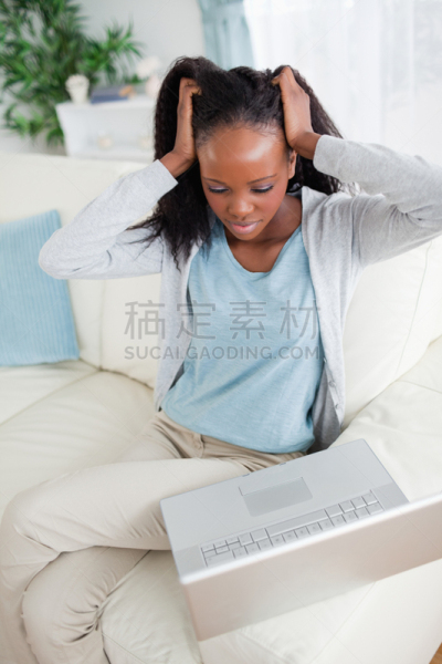 笔记本电脑,女人,幸福,垂直画幅,头痛,绝望,troubles,情绪压力,居住区,现代