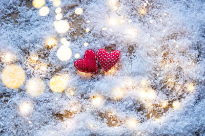 雪,两个物体,圣诞小彩灯,心型,玩具,背景聚焦,水平画幅,高视角,形状