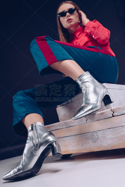 女人,台阶楼梯,大学选手,垂直画幅,美,留白,银色,美人,高跟鞋,长发