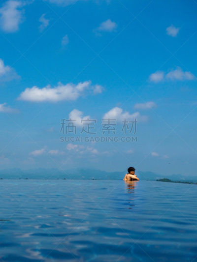 在边上,男人,无边际泳池,风景,垂直画幅,水,天空,休闲活动,spa美容,健康