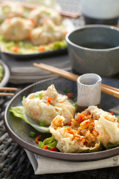 中式小笼包,点心,肉末,饺子,酱油,垂直画幅,选择对焦,褐色,葱,无人