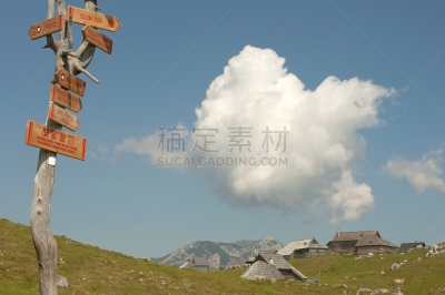 交通标志,天空,水平画幅,山,无人,户外,白色,屋顶,阿尔卑斯山脉,斯洛文尼亚