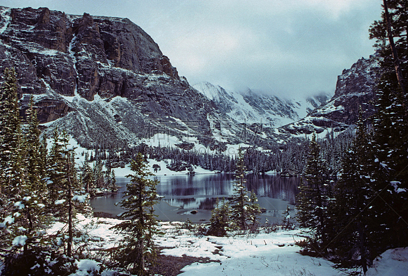 雪,夏天,山,水平画幅,无人,户外,湖,峭壁,科罗拉多州