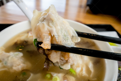 馄饨,虾,月橘,浓味肉汤,洋葱汤,东方风格的木版艺术,汤碗,饺子,海草,中国食品