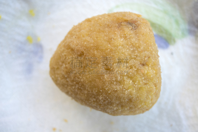 米饭炸肉饼,电转烤肉架,炸丸子,水平画幅,无人,开胃品,手指,户外,小吃,油炸