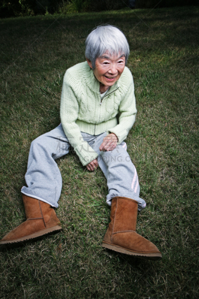 户外,靴子,日本人,祖母,垂直画幅,美,衰老过程,美人,古老的,草
