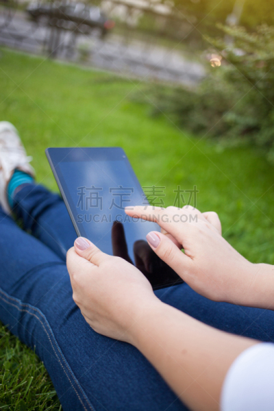 女人,平板电脑,数字化显示,自带设备,垂直画幅,青少年,留白,夏天,草,现代