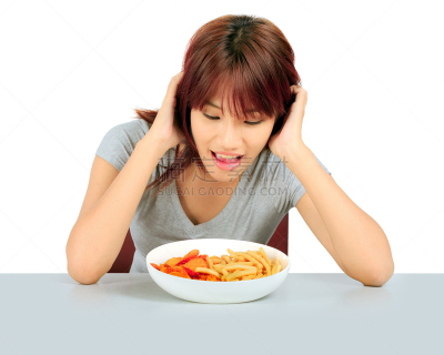 女人,薯片,青年人,炸薯条,分离着色,美,水平画幅,不健康食物,美人,棕色头发
