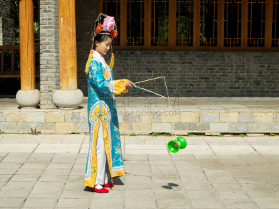 轮流抛接,女孩,空竹,女人,东北,水平画幅,进行中,衣服,人,云南省