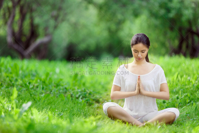 美,禅宗,水平画幅,健康,夏天,户外,白人,草,活力,青年人