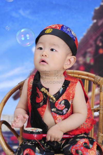可爱的,拿着,婴儿,拨浪鼓,吹泡泡,垂直画幅,水,椅子,纯净,男性