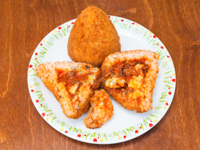 米饭炸肉饼,塞满了的,肉,桌子,街头食品,土产,餐具,球,褐色,水平画幅