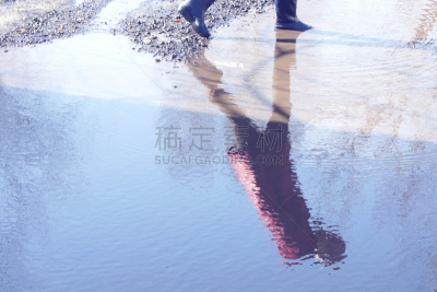 巨大的,水灾,女孩,概念,水坑,女人,路,雨鞋,反射