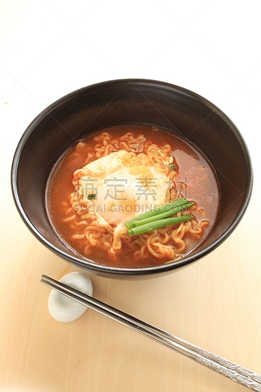 水煮食品,鸡蛋,面条,香料,筷子架,韩国食物,日本拉面,韭,垂直画幅,留白