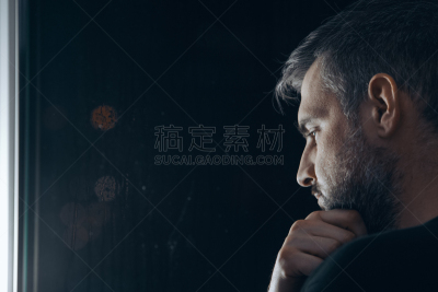 男人,下巴,拿着,窗户,留白,夜晚,含酒精饮料,心理健康,男性,仅男人