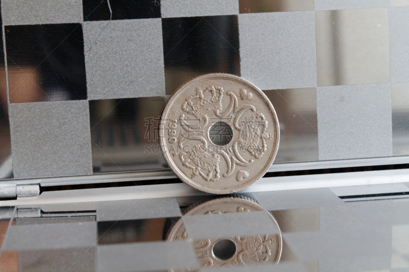 镜子,钱包,王冠,侧面视角,巷,五个物体,danish krone coin,小猪扑满,电子商务,金属
