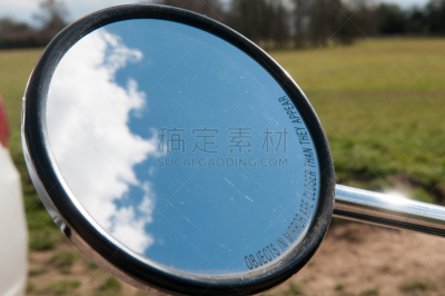 背面视角,镜子,天空,摩托车,扭头看,汽车视镜,水平画幅,消息,无人,蓝色