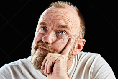 络腮胡子,手托下巴,男人,中老年人,看,正下方视角,机敏,水平画幅,t恤,面部扭曲