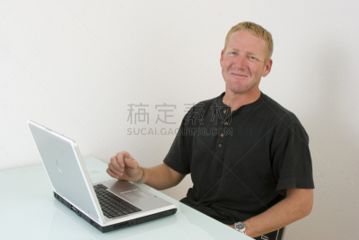 工间休息,台球开球,办公室,笔记本电脑,水平画幅,人群,周末活动,时间,图像,男性
