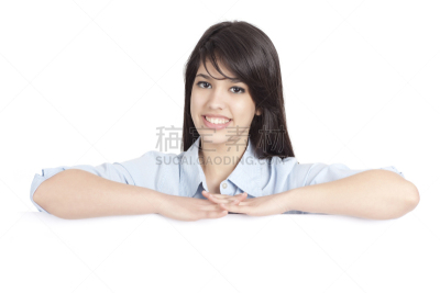 布告栏,女人,斜靠,留白,在边上,仅成年人,青年人,白色,衬衫,布告
