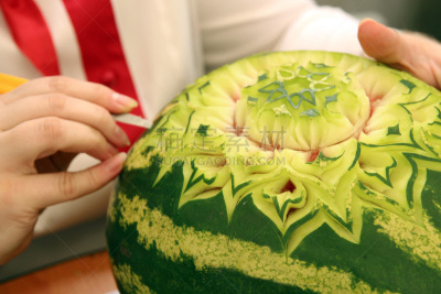 西瓜,挖花边,食品雕刻,美,艺术,水平画幅,夏天,玫瑰,装饰菜,彩色图片