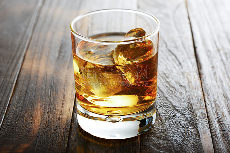 威士忌,饮料,寒冷,精神振作,含酒精饮料,水晶玻璃器皿,黄金,喝醉的,清新,玻璃杯
