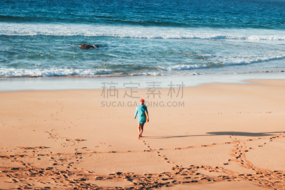 圣诞帽,海滩,冲浪板,青年女人,天空,留白,新的,水平画幅,沙子