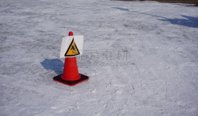 滑的,雪,潮湿路滑标志,路锥,警告标志,栏杆,砖地,水平画幅,消息,无人